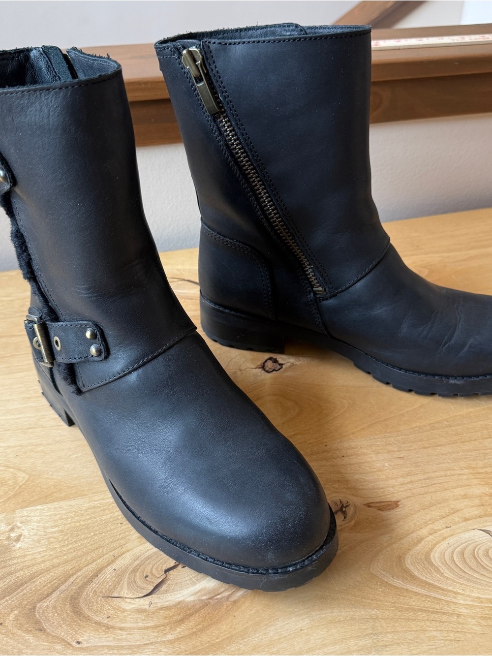 UGG AUSTRALIA BLACK LEATHER MOTO BOOTS W 9.5 LUG SOLE BUCKLE DETAIL SN 1019073 - Picture 4 of 11